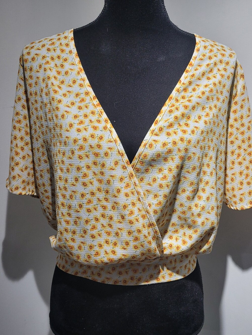 Brina & Em Women’s Sunflower Faux-Wrap Tie-Back Top Small Yellow White Summer